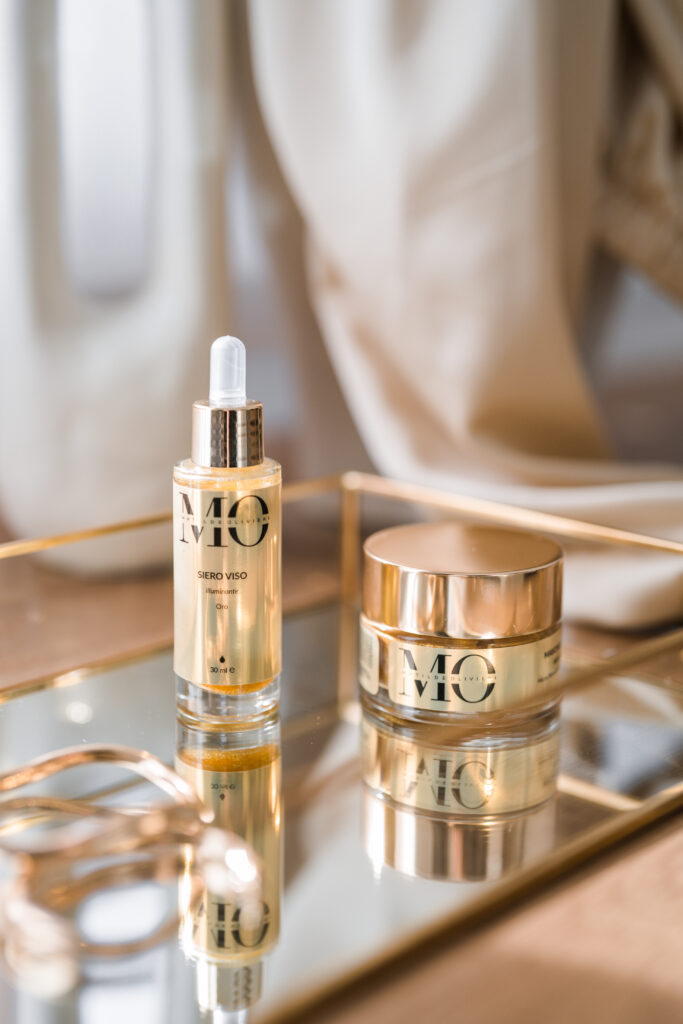 Set di prodotti skincare con logo Matilde Olivieri, illuminazione soft