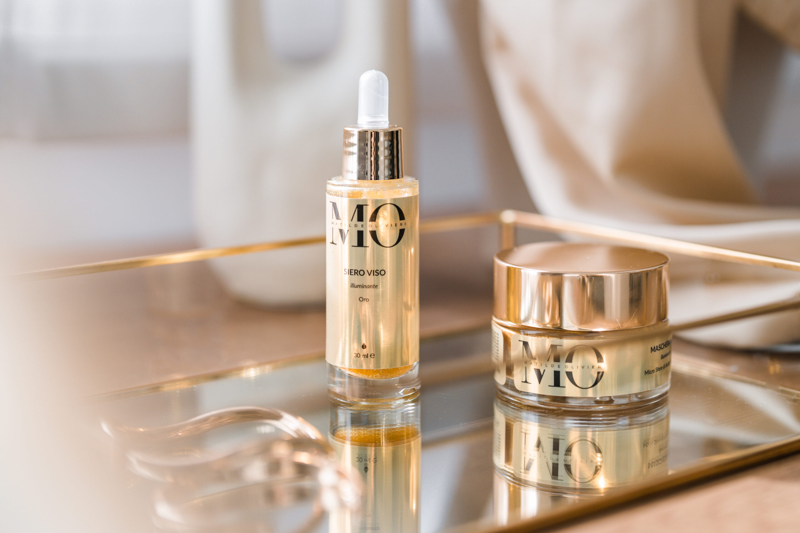 Set di prodotti skincare con logo Matilde Olivieri, illuminazione soft