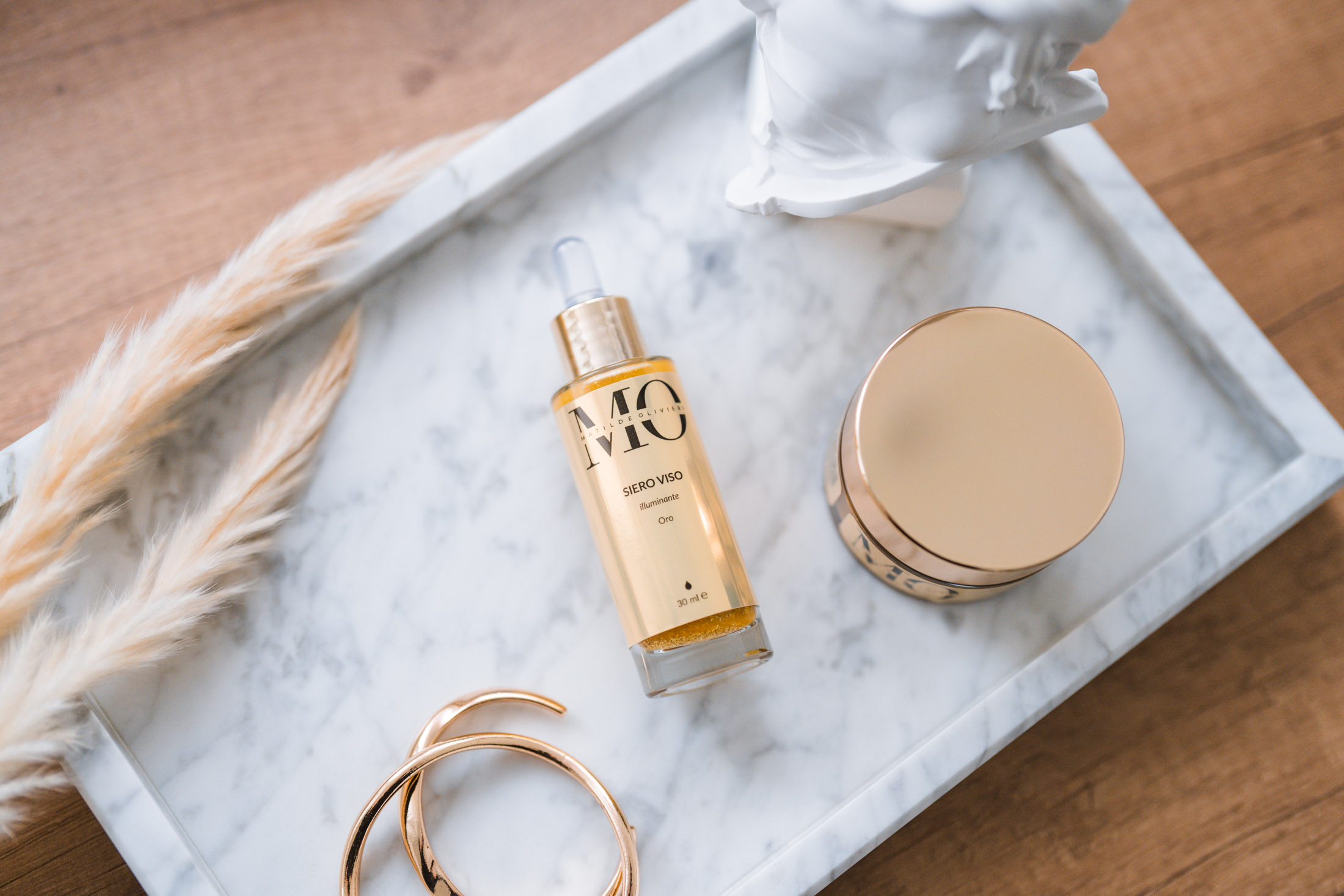Set di prodotti skincare con logo Matilde Olivieri, illuminazione soft