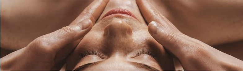 Rituale skincare in spa di bellezza con cosmetici di lusso, luxury centro estetico trattamento viso