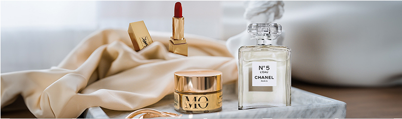 Set di prodotti skincare con logo Matilde Olivieri, illuminazione soft