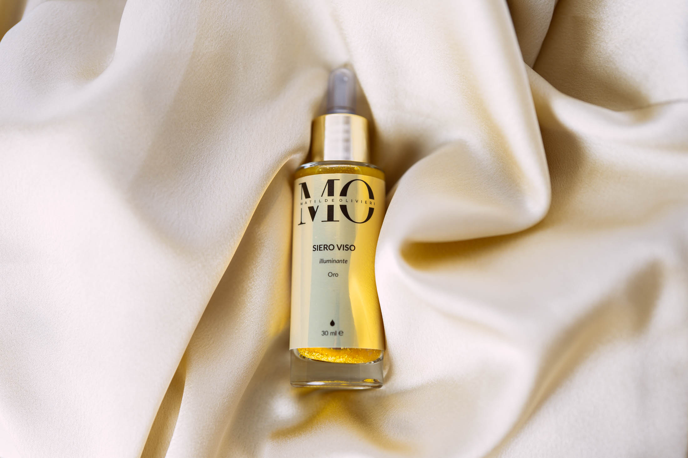 Packaging esclusivo per prodotti beauty firmati Matilde Olivieri, siero viso gold luxury